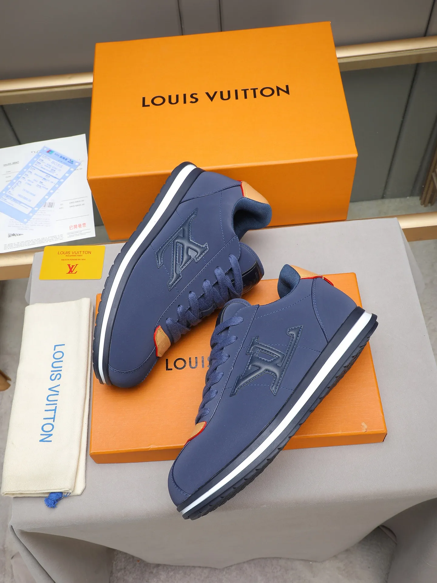 PP560 LV Louis Vuitton L Jialu Brand Runner Tatic Series Thick-soled Casual Sports Shoes Running Shoes Original purchase, development and production This LV Runner Tatic sports shoe combines technical materials such as mesh fabric and ribbons to interpret the inspiration of traditional mountaineering shoes. LV letters are written on one side, the lariat buckle of the quick lacing system is embellished with Monogram flowers and Louis Vuitton logos, and the light and wear-resistant rubber outsole completes the whole. ▪️Fabric: Original imported cowhide + mesh ▪️Inner lining: Original customized breathable mesh ▪️Sole: Original open-molded anti-slip rubber combination material ▪️Size: Men's 38-44 (customized for 45 and 46)